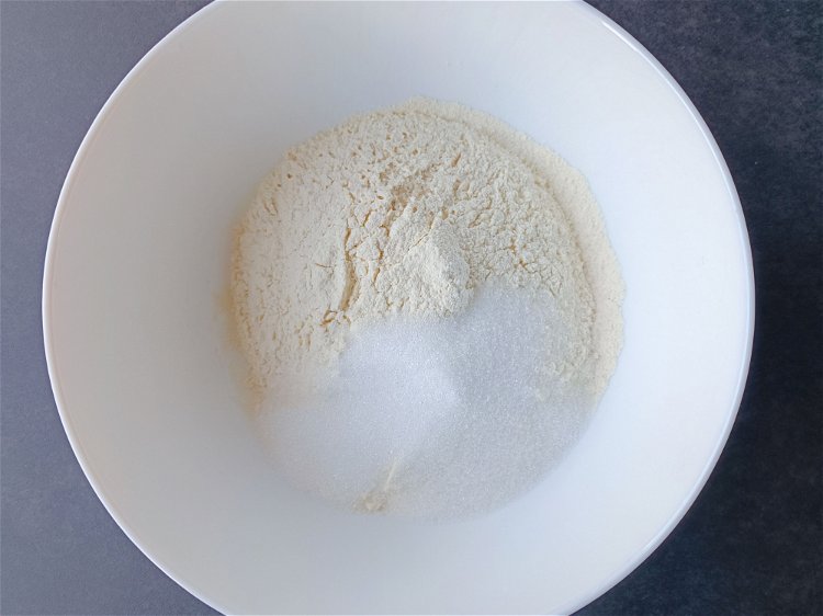 Image of Ajouter le sucre et le sel. Mélanger.