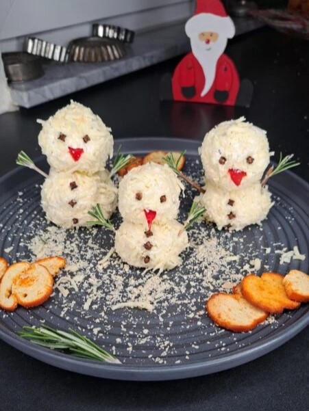 Außergewöhnliche Frischkäse-Schneemänner