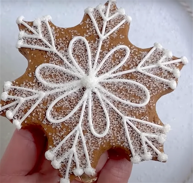 Image of How to Decorate Gingerbread Snowflakes