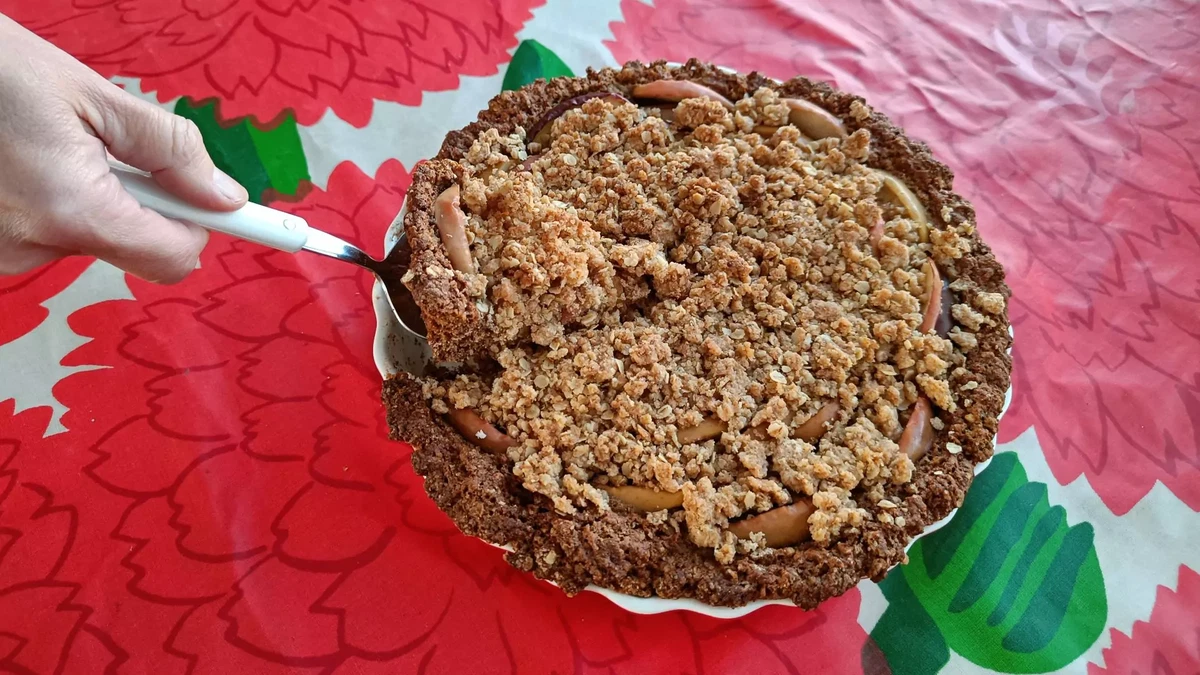 Apple pie with sea buckthorn crumble