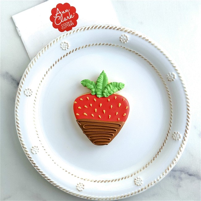 Image of How to Decorate a Chocolate Covered Strawberry Cookie
