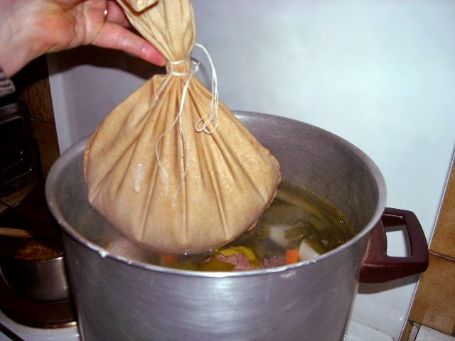 Image of Plongez les deux sacs contenant les farz dans la cocotte....