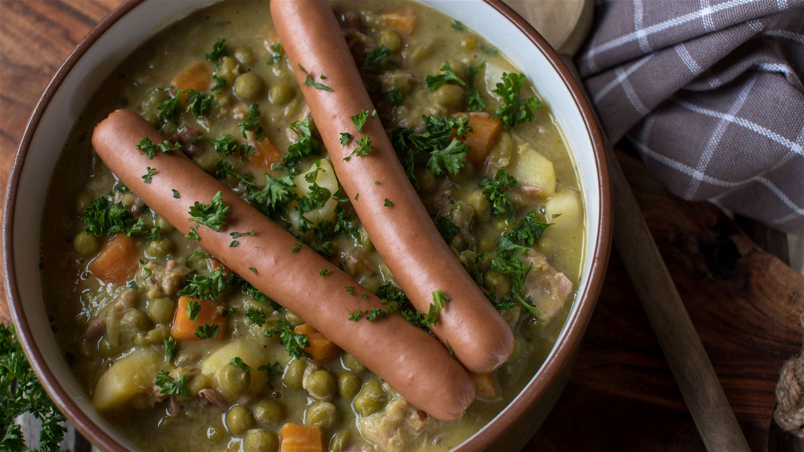 Image of Karneval: Wärmende Erbsensuppe aus dem Dutch Oven