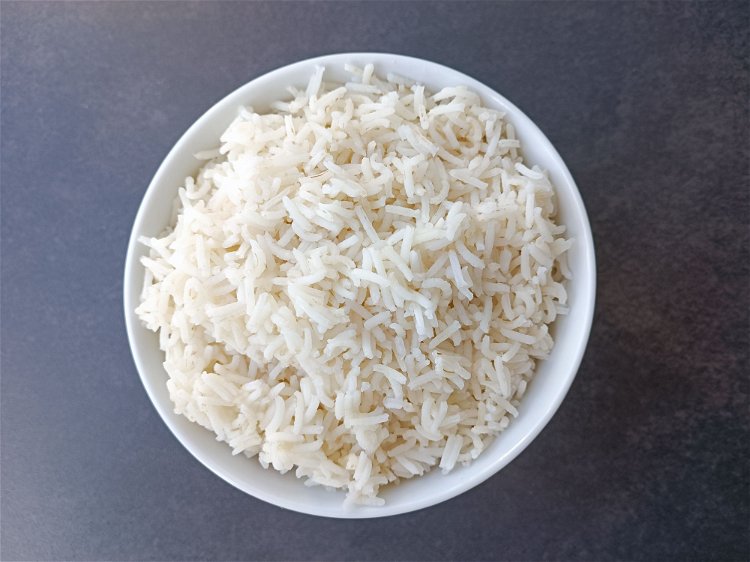 Image of Mettre à cuire le riz dans une grande quantité d’eau...
