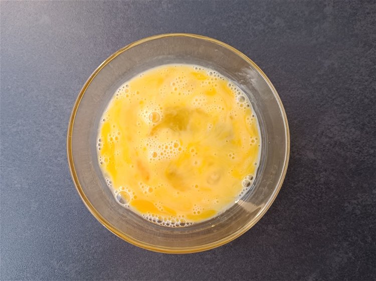 Image of Battre les œufs dans un bol ou un saladier.