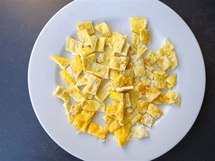 Image of Couper l’omelette en lanières puis petits morceaux. Réserver.