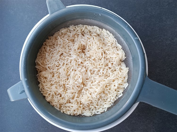 Image of Bien rincer le riz dans une passoire (voir note de...