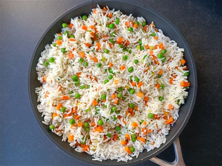 Image of Ajouter le riz. Faire cuire quelques minutes en remuant pour...
