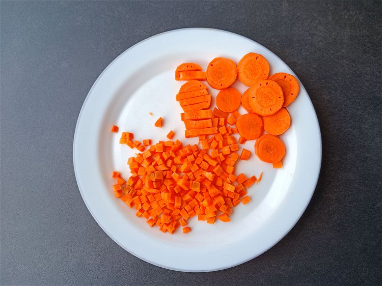 Image of Couper la carotte en brunoise/petits dés.