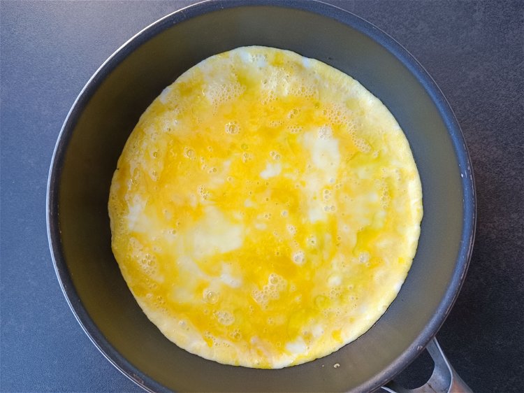 Image of Faire cuire en omelette dans une poêle huilée avec une...