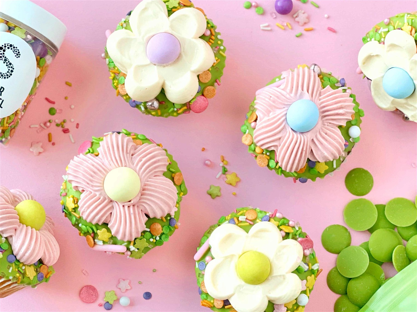 Rosa Cupcakes Mit Streuseln Clipart Rosa Cupcake Mit Herzen Und