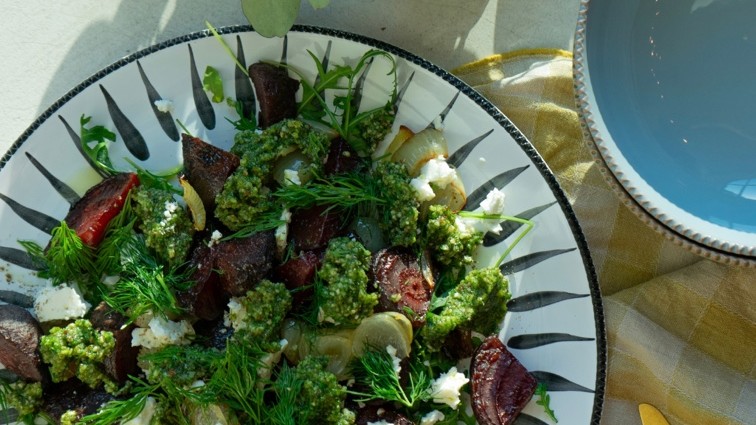 Geroosterde rode bieten met feta en amandelpesto