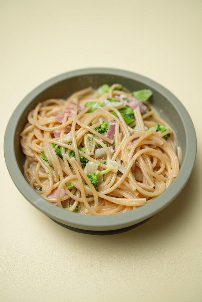 Image of Krämig pasta med kalkonbacon och broccoli