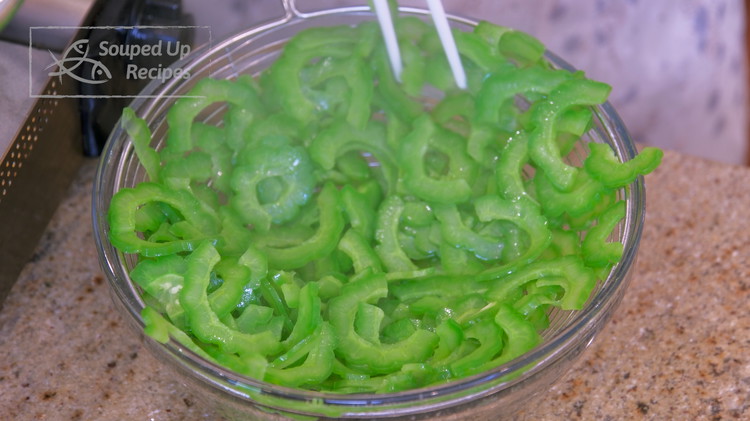 Image of Remove the bitter melon from the water and let it drain on the side. The rest of the heat will evaporate the excess moisture.