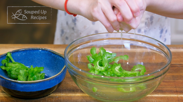 Image of 15 minutes later, squeeze the bitter melon to eliminate the excess water. This step will reduce some bitter taste and make the texture crunchy.