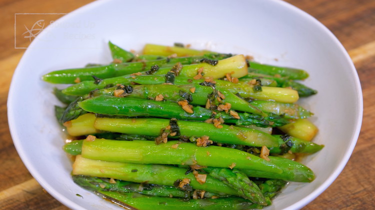 Image of Cook the asparagus for 2 minutes. Take it out of the water and mix it with the scallion sauce. Serve as a side dish.