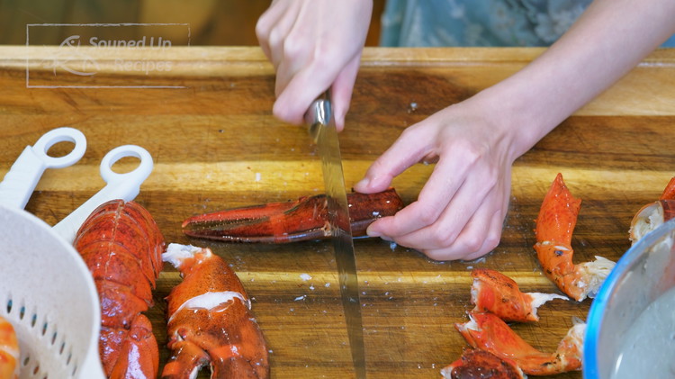 Image of Tear both claws and separate all the sections. Use the back of your knife to hit the middle of the claw all the way around. This makes it easier to open and eat later. For the smaller claw sections, wrap...