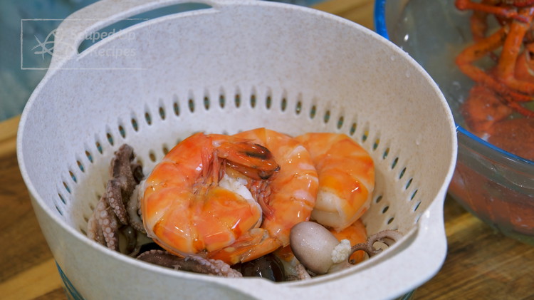Image of Once all the seafood is completely cooled, take it out of the ice water and drain thoroughly.