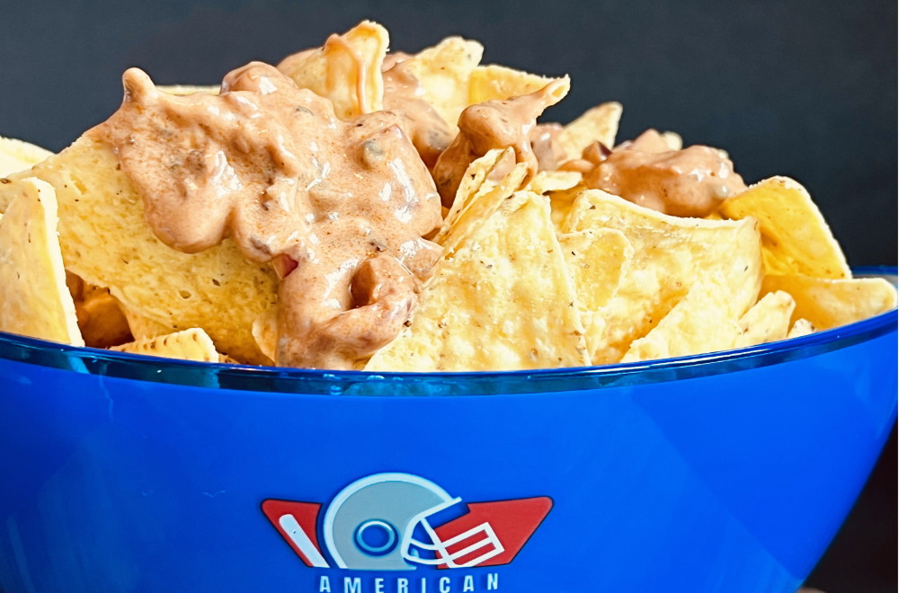 Tortilla Chip mit Creamy Firestorm Dip