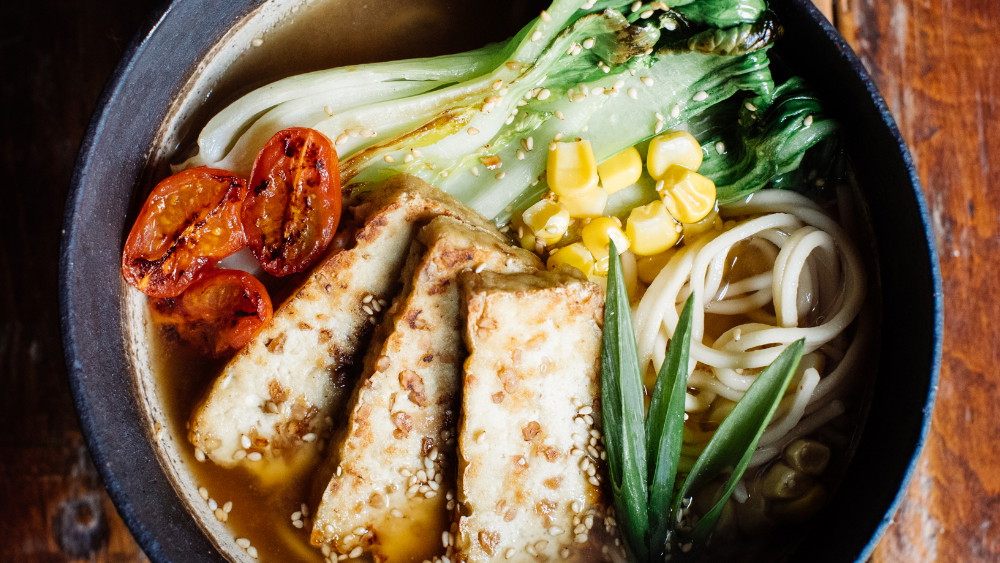 Vegane Miso Ramen mir Gemüsenbrühe und frischen Toppings