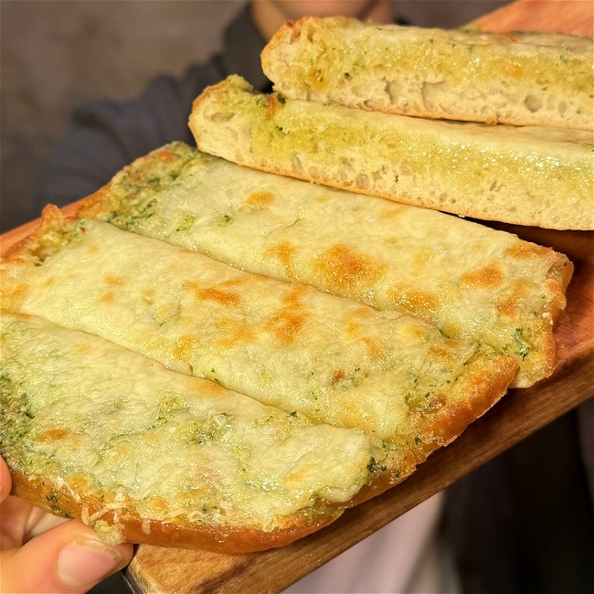 Image of Cheesy garlic bread 