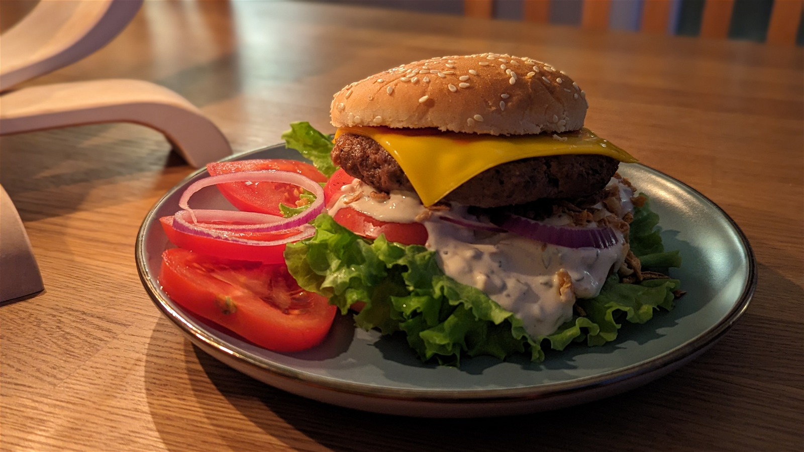 Image of Burgare av viltfärs med hemgjord dressing