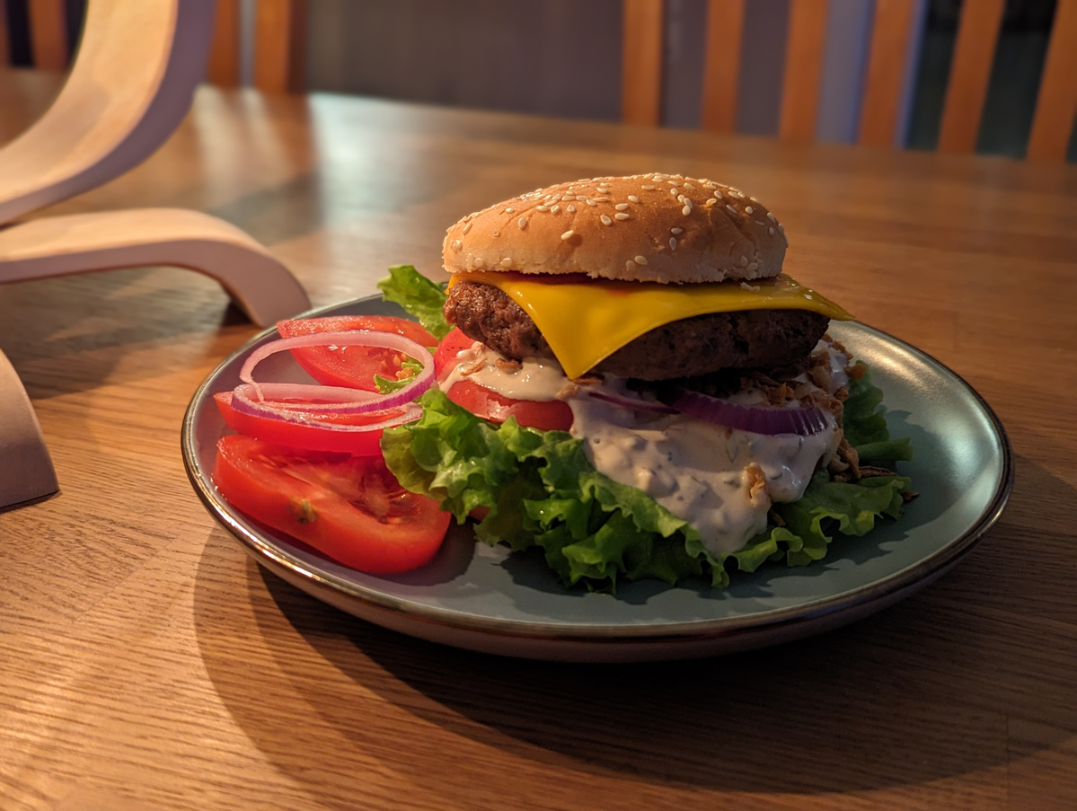 Burgare av viltfärs med hemgjord dressing