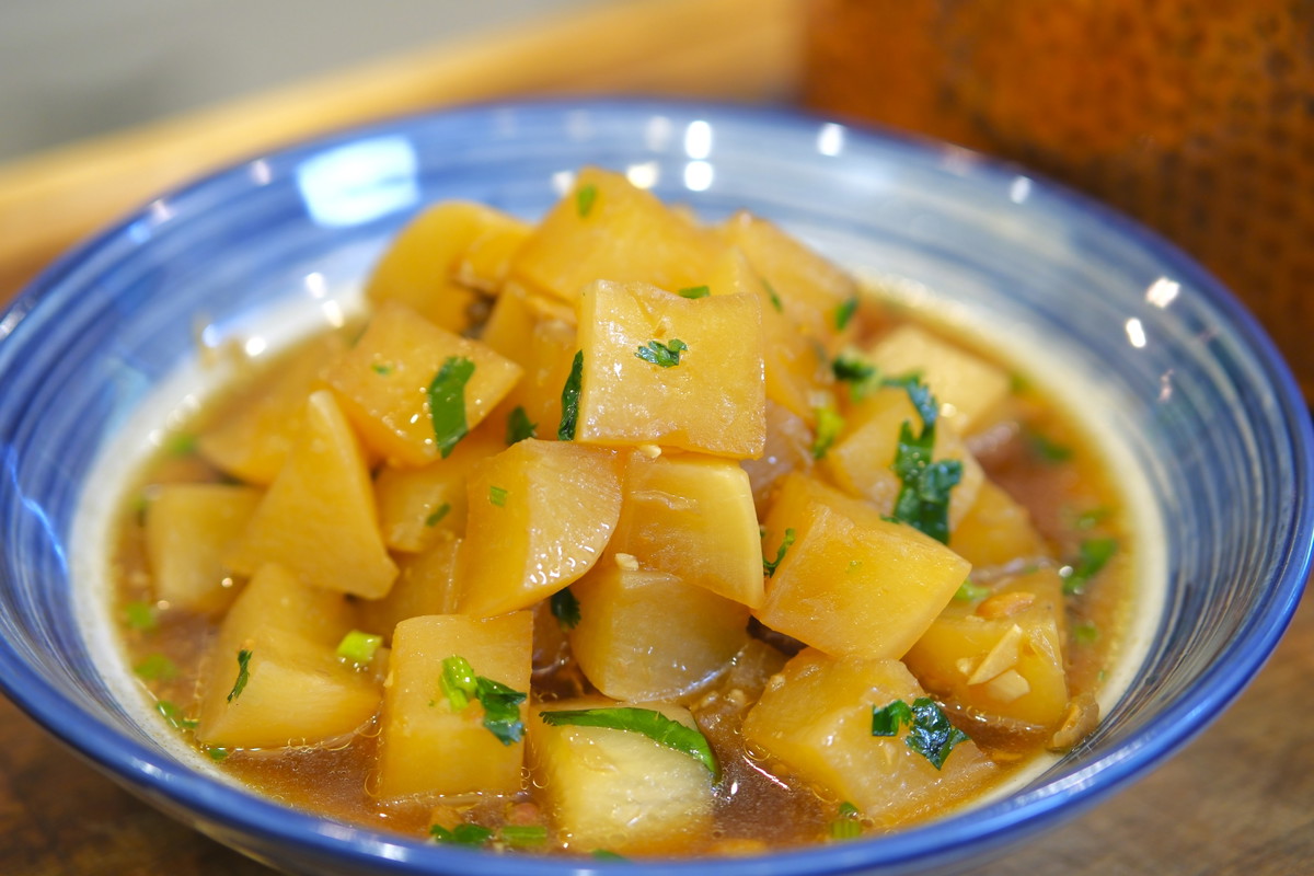 Chinese Soy Sauce Braised Radish (酱油煨萝卜)
