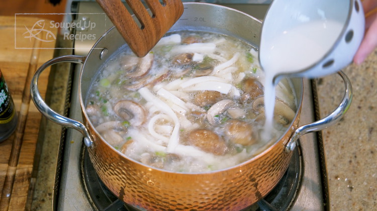 Image of Quickly mix 2.5 tbsp of water with 2.5 tbsp of cornstarch until there are no lumps, and pour it into the soup. Stir for 1-2 minutes or until the soup is thickened.