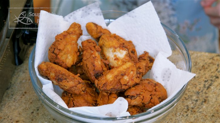 Image of Remove the wings from the oil and set them aside.