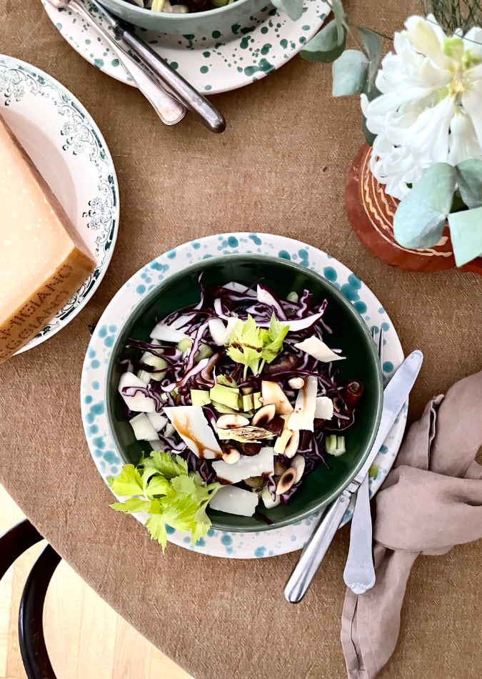 Vintersalat – fintsnittet rødkål med parmesan og dadler