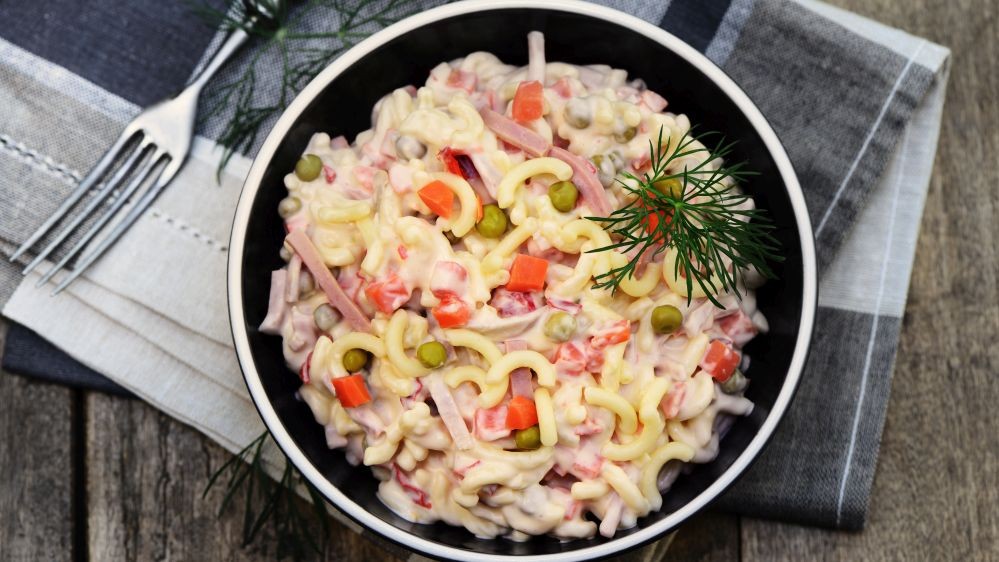 Image of Bunter Nudelsalat mit Fleischwurst