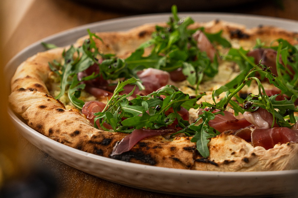 Pizza ricotta, rocket and prosciutto