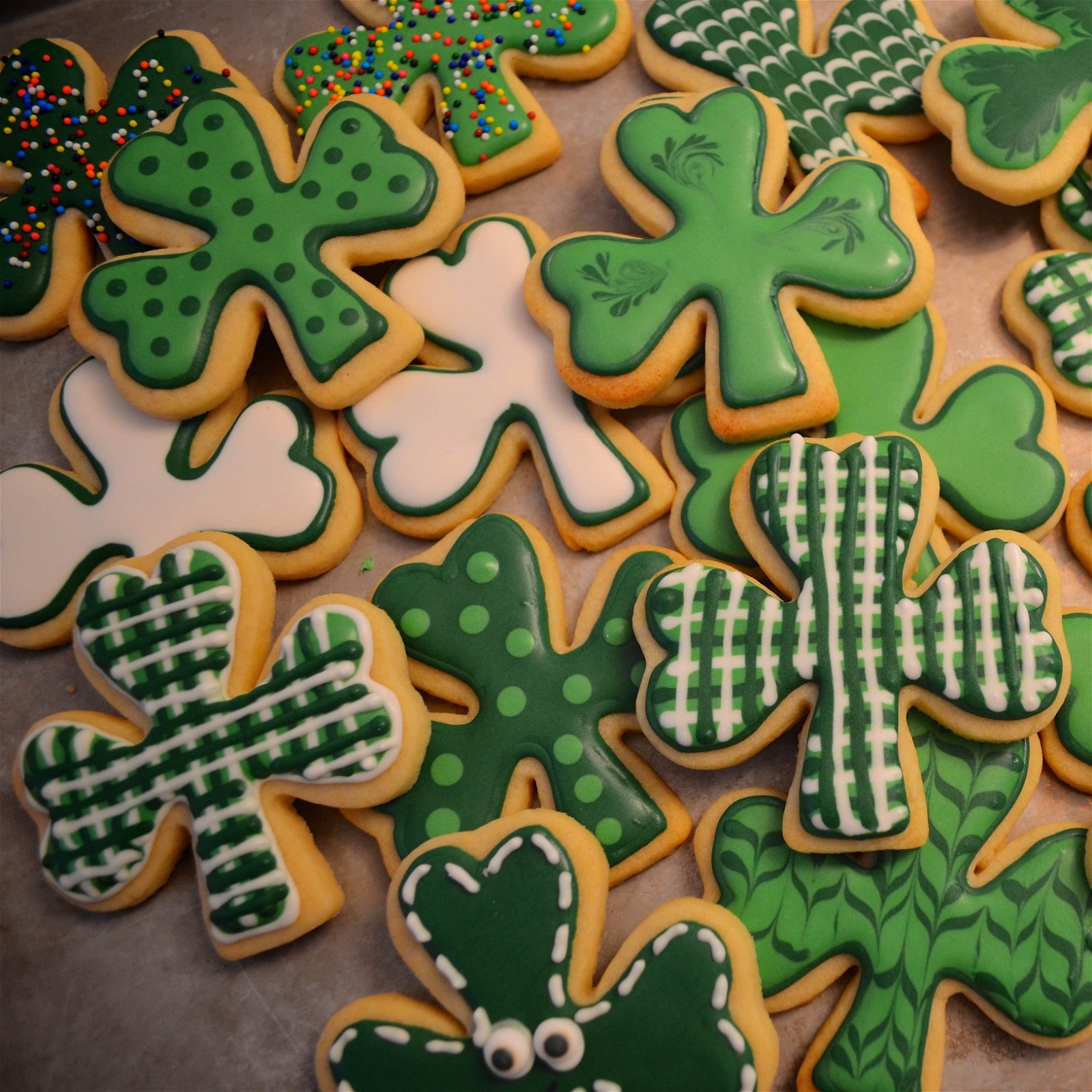 https://images.getrecipekit.com/20240226191708-vanilla-20sugar-20cookies.jpg?aspect_ratio=1%3A1&quality=90