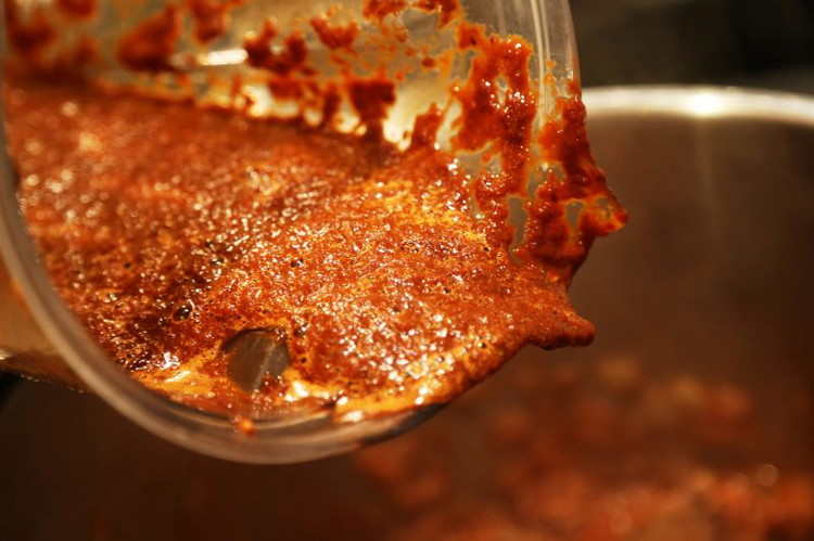 Image of In blender, add the hydrated peppers and their pepper tea, 4 garlic cloves and 1 cup cold water. Blend to make the Chili Magic.
