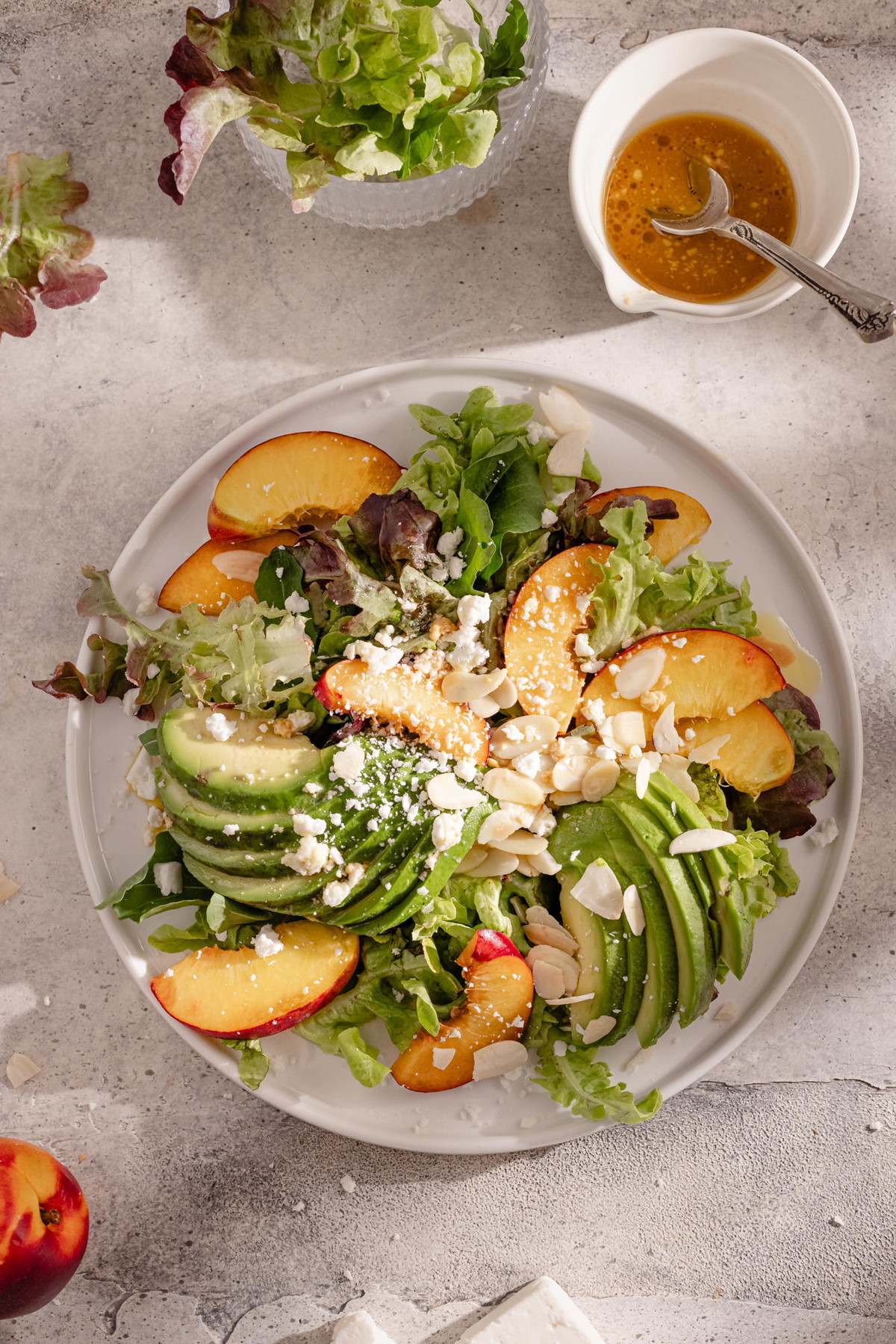 Ensalada de lechuga, durazno y palta