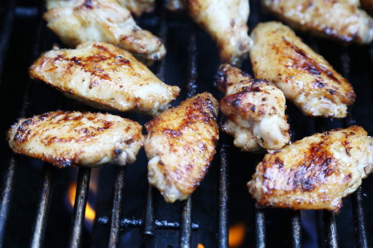 Image of Place the wings on the grill, just squeeze them all in together and grill, flipping the wings every 5 minutes, for a total of 20 minutes of cooking.