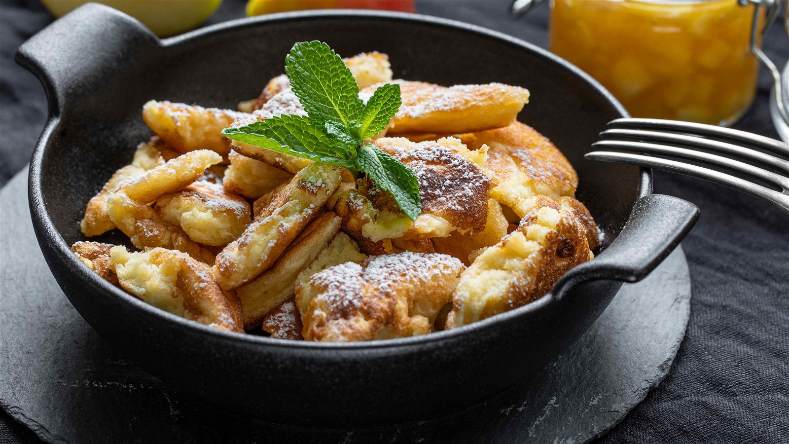 Image of Österreichischer Klassiker: Kaiserschmarrn mit Apfelmus oder Kompott