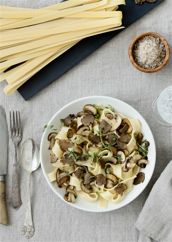 Image of Pasta med svampe og trøffelolie