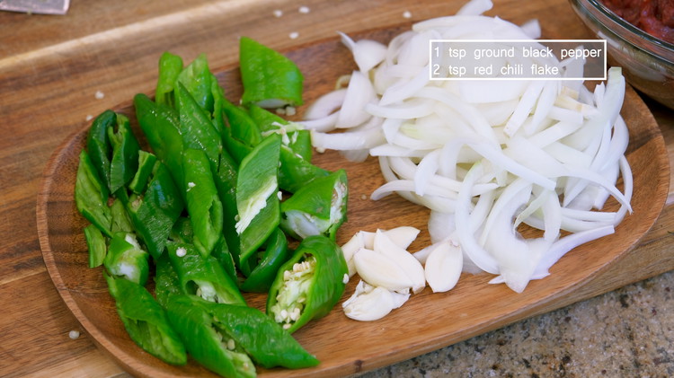 Image of While waiting, slice 1/2 of a sweet onion thinly. Smack 4 green chilies to release the flavors and cut it into bite-size damon shapes (If you don’t eat spicy food, use bell pepper). Crush 5 cloves of garlic, smash and...