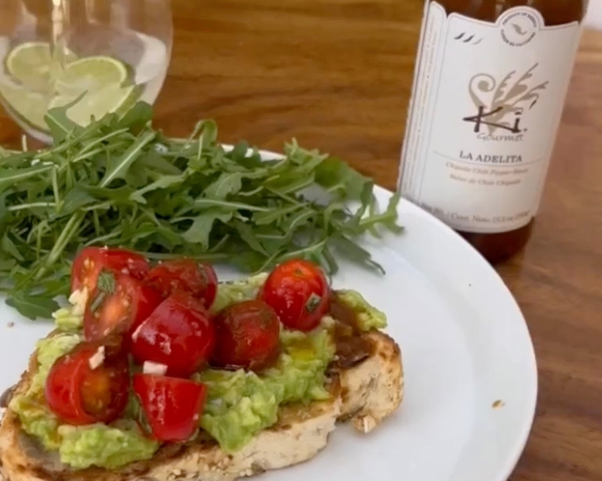 SMASHED AVO ON TOAST WITH CHIPOTLE CHILI SAUCE