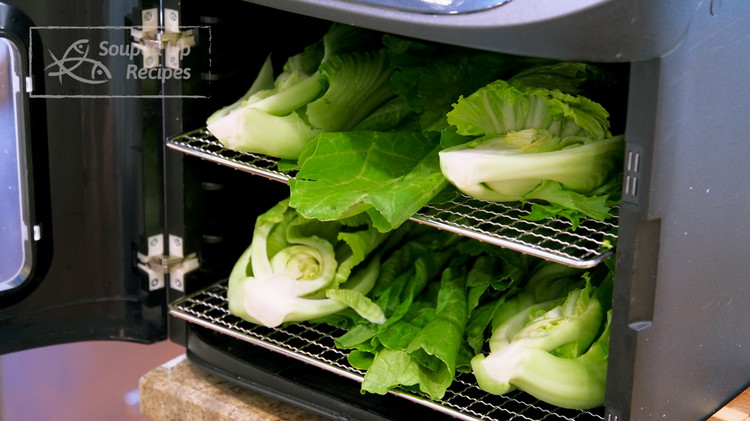 Image of Place the mustard green onto a rack. If the weather is good, put the rack outside and let it sun dry for 8 hours. If the weather is bad, you can put the vegetable under a ceiling fan at high...