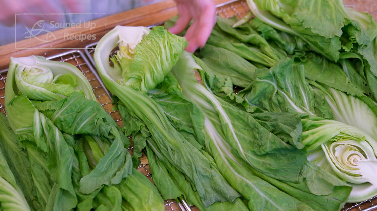 Image of When the mustard green is done drying, the leaves should be wilted, the stem should be slightly bendable, and you shouldn't see any obvious moisture. Weigh it with a scale. I use 2 lbs / 907g of fresh mustard green....