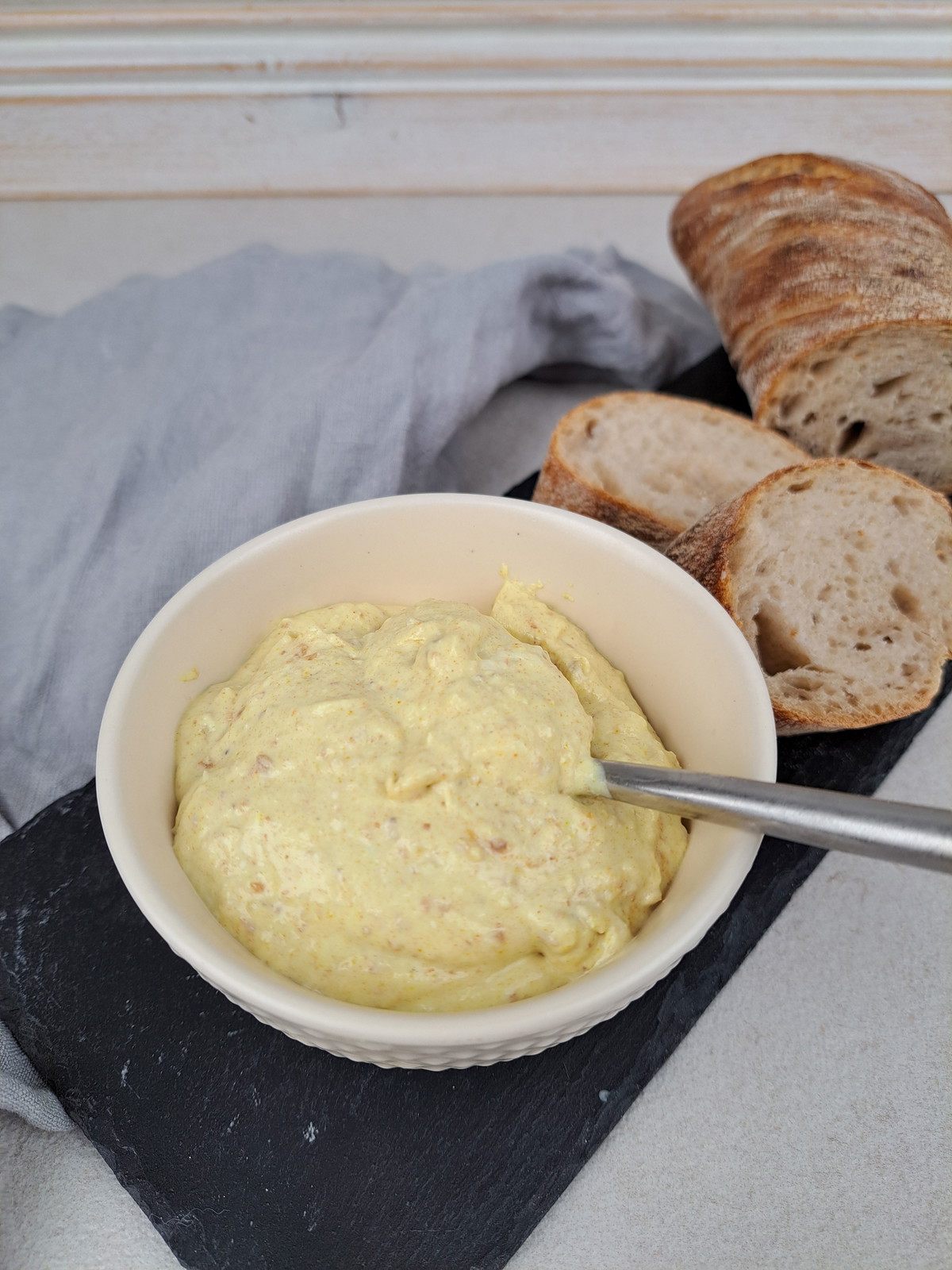 Goldene Curry-Dattel-Creme