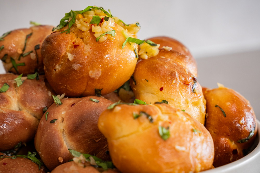 Garlic pizza knots