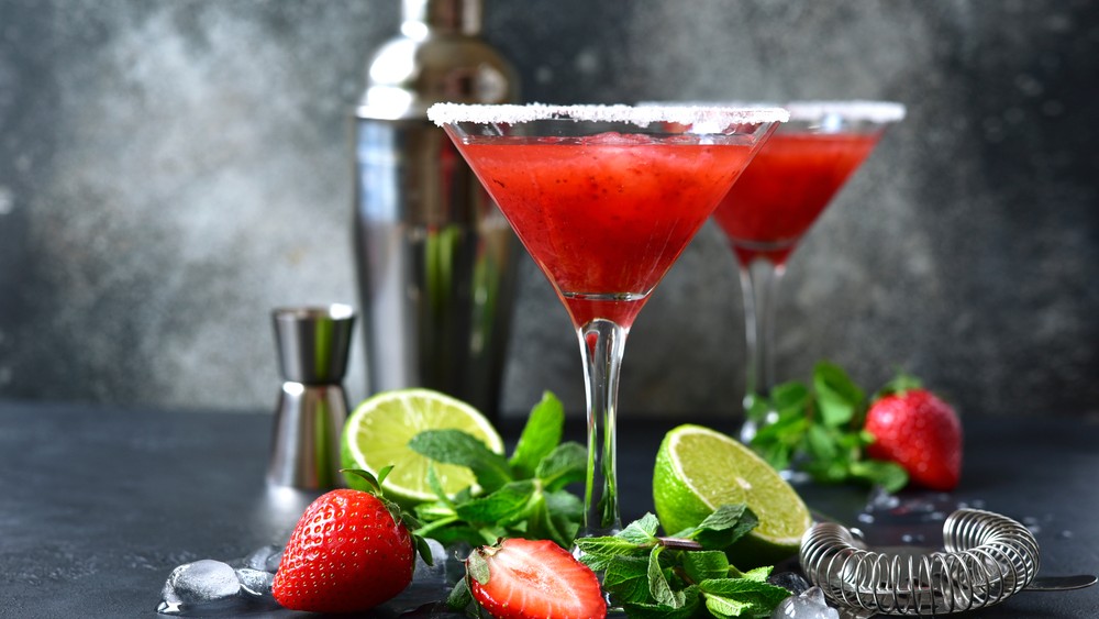 Image of Alkoholfreie Margarita mit Passionsfrucht und Erdbeeren