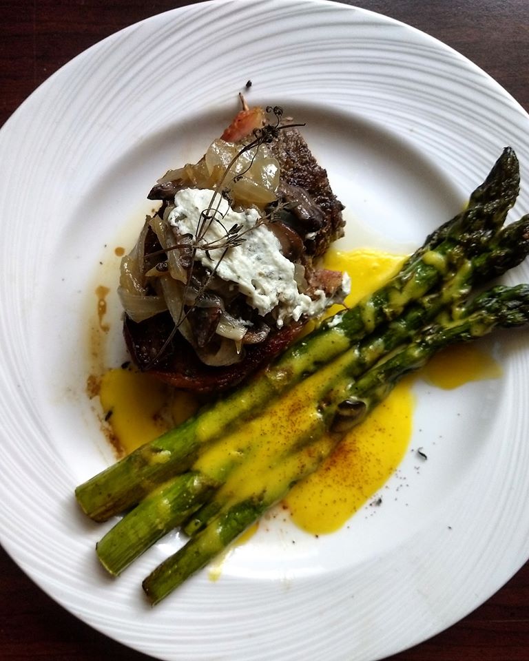 Bacon wrapped Sirloin with Asparagus and Hollandaise
