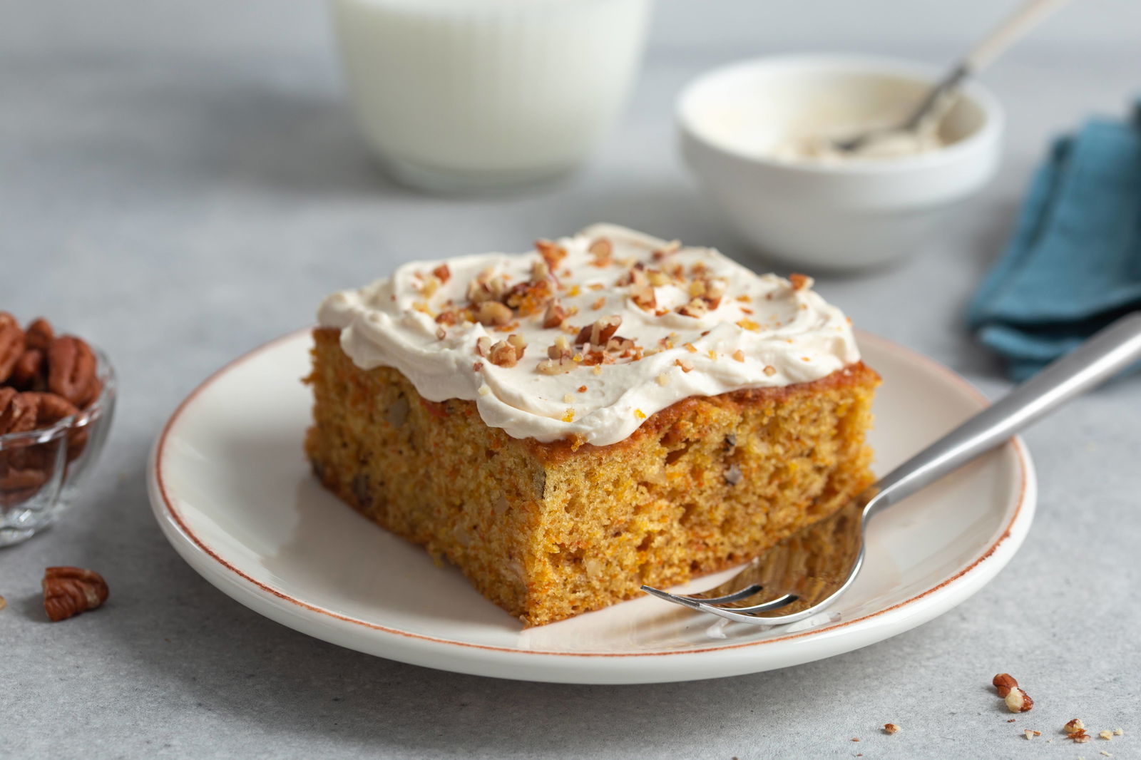 Saftiger Möhrenkuchen aus frischen Möhren - Flammenpapst.de
