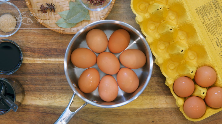 Image of Please choose an appropriate-sized pot that fits all the eggs in one layer without leaving empty space. Otherwise, you have to add more water in order to immerse everything.