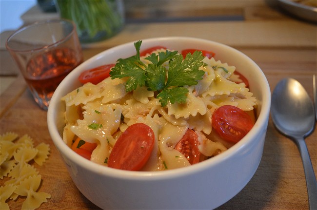 Image of Delicious Bow Tie Pasta Salad with Tuna and Fresh Veggies: A Greek-Inspired Recipe